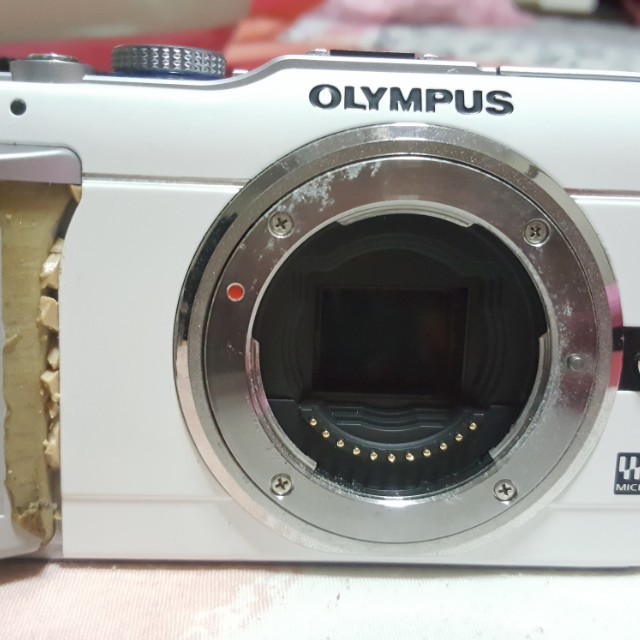 Olympus Camera (Category: Cameras) located in Singapore. Submitted by inasabrina88 (Listing ID 149055367, Image 3). Description: Used camera. Still in good condition, working perfectly but signs of wear and tear as seen in picture..