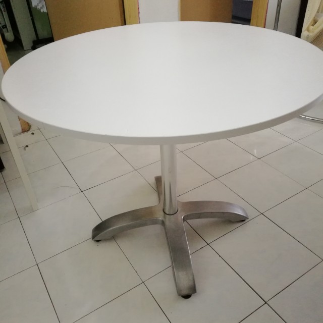 Round Table Meja bulat  Rumah Perabot Perabot di Carousell