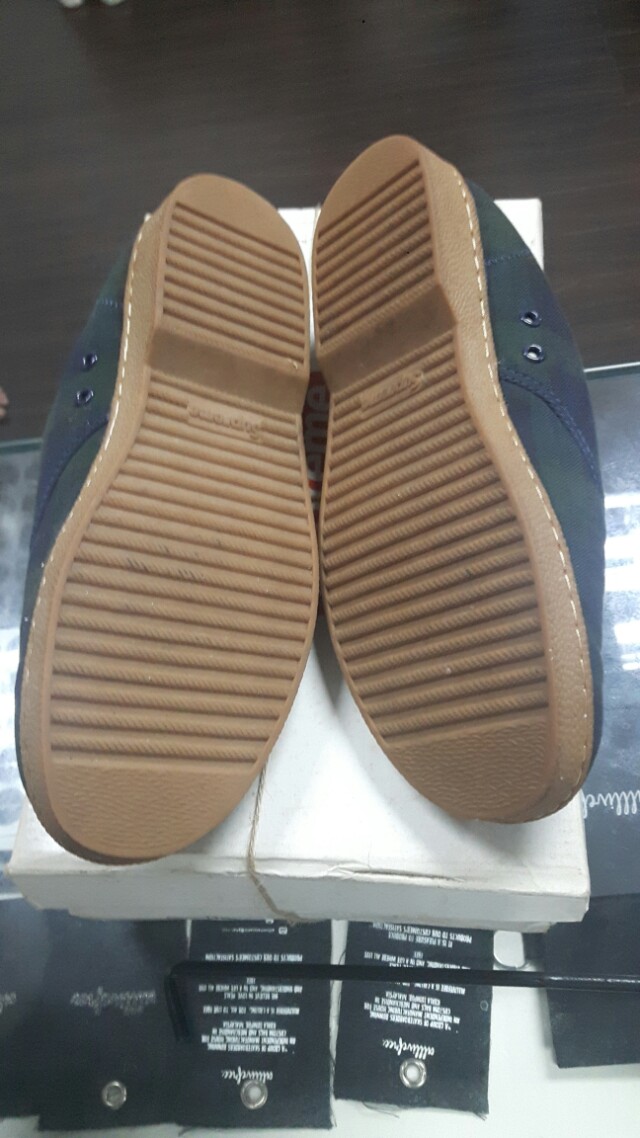 Supreme (Category: Sneakers) located in Kuala Lumpur. Submitted by anassale (Listing ID 149044310, Image 2). Description: .