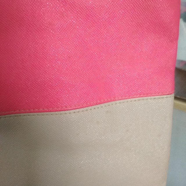 Belladonna bag (Category: Cross-body Bags) located in Quezon City. Submitted by cuterousel (Listing ID 149125192, Image 2). Description: Bought at 550php Selling for 300 See issue last pics Medyo may dumi lang pero magagamit pa syempre Rfs: nakatambak lang eh #hello2018 #bags #cute #leather.