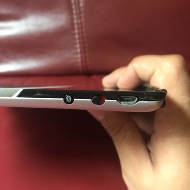 Logitech Keyboard (ipad,iphone, tablet) (Category: Computer Keyboard) located in Quezon City. Submitted by chapman03 (Listing ID 143696902, Image 3). Description: 100% ORIGINAL LOGITECH Good for any gadget as long as it has bluetooth connection. PRICE NEGOTIABLE depending on meet up place. .