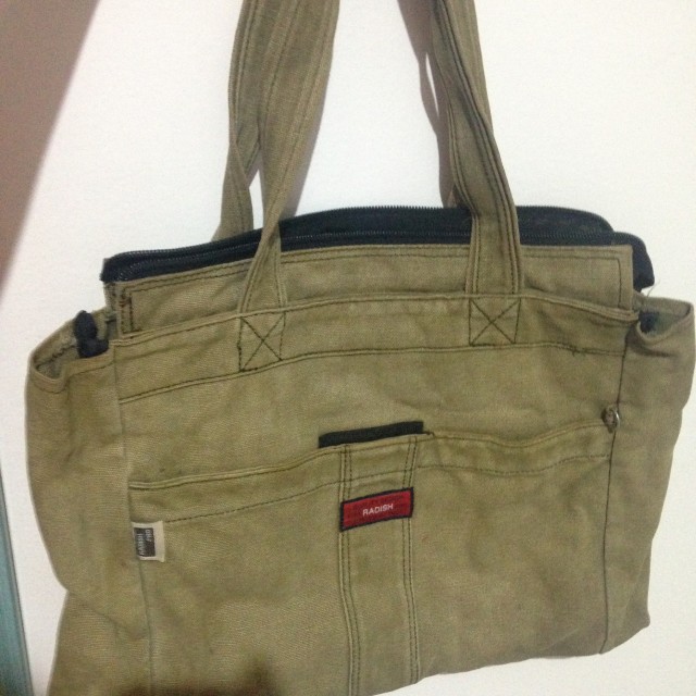 Radish shoulder bag (Category: Shoulder Bags) located in Quezon City. Submitted by cuterousel (Listing ID 149123967, Image 1). Description: Unused nakatambak na lang :) Pwede sa mahilig sa makapal na bag (sarap hawakan haha) Medyo pale lang yung brown pero magagamit sya :) See pictures :) pwede nyo tignan sa meet up :) #hello2018 #bag #denim #cool.