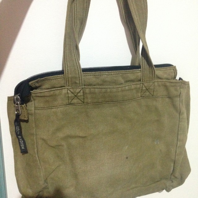 Radish shoulder bag (Category: Shoulder Bags) located in Quezon City. Submitted by cuterousel (Listing ID 149123967, Image 2). Description: Unused nakatambak na lang :) Pwede sa mahilig sa makapal na bag (sarap hawakan haha) Medyo pale lang yung brown pero magagamit sya :) See pictures :) pwede nyo tignan sa meet up :) #hello2018 #bag #denim #cool.