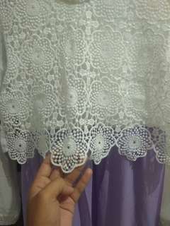 Gamis wanita dengan brukat