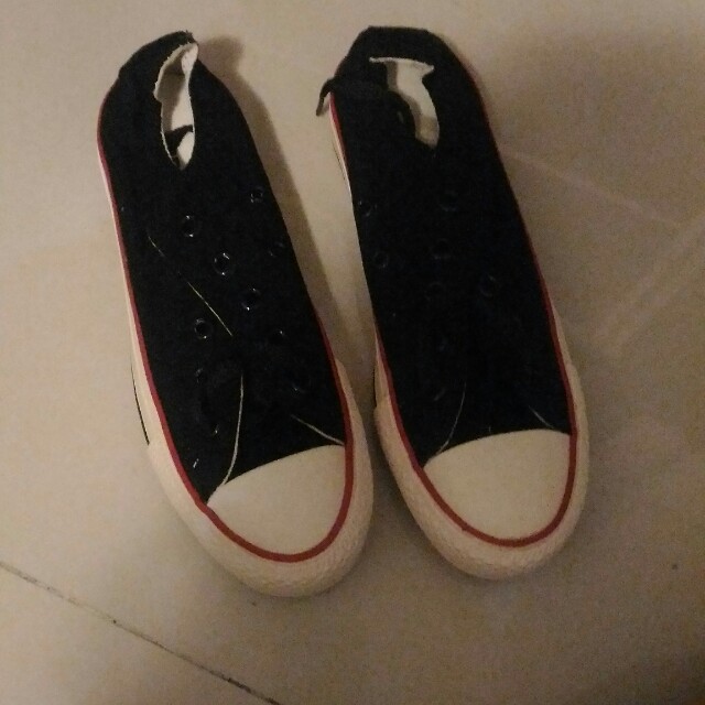 converse with red stripe