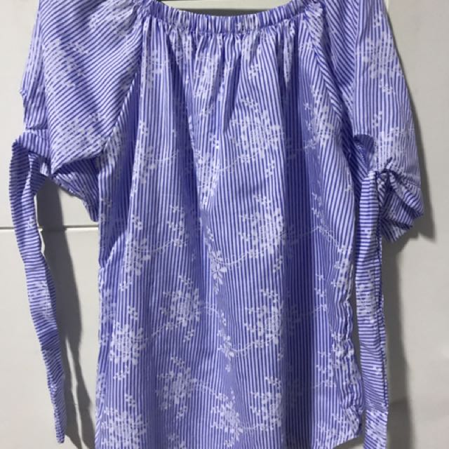Off shoulder top (Category: Sleeveless) located in Mandaluyong City. Submitted by blakehip (Listing ID 149429332, Image 1). Description: .