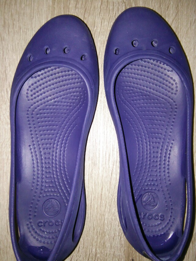 Preloved authentic crocs size 8 (Category: Sneakers) located in Quezon City. Submitted by perpetually (Listing ID 149318120, Image 1). Description: Preloved and authentic crocs.well loved and seldom used. No flaws. Size 8..