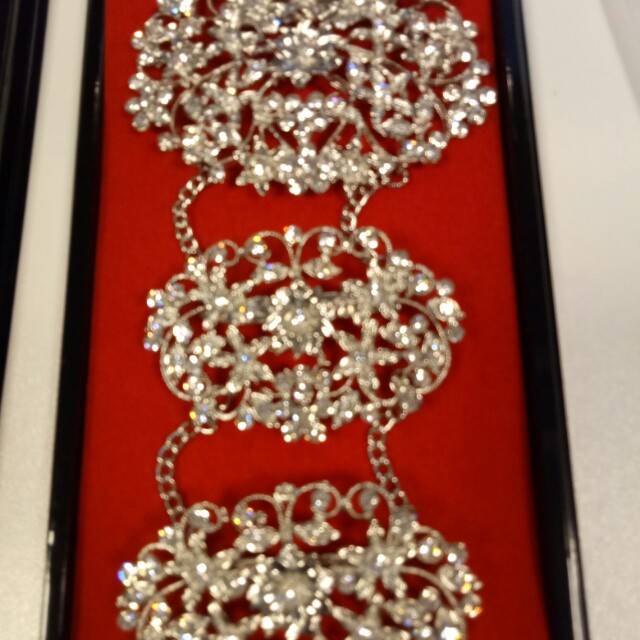 Brooch (Category: Brooches) located in Kuala Lumpur. Submitted by mmh74 (Listing ID 149488397, Image 3). Description: .