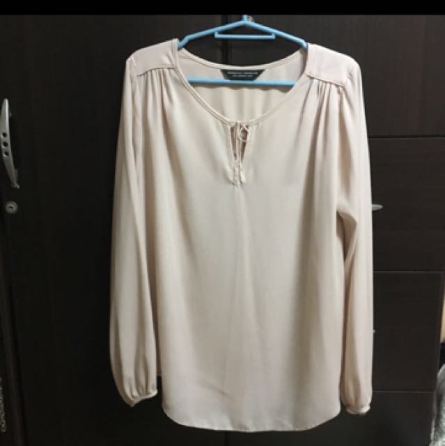 Dorothy Perkins Blouse (Category: Blouses) located in Pasig City. Submitted by mgb13 (Listing ID 149671422, Image 1). Description: Size- M to L.