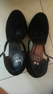 Hitam