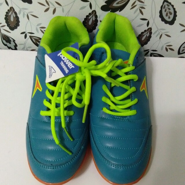 Bata futsal shoes hotsell