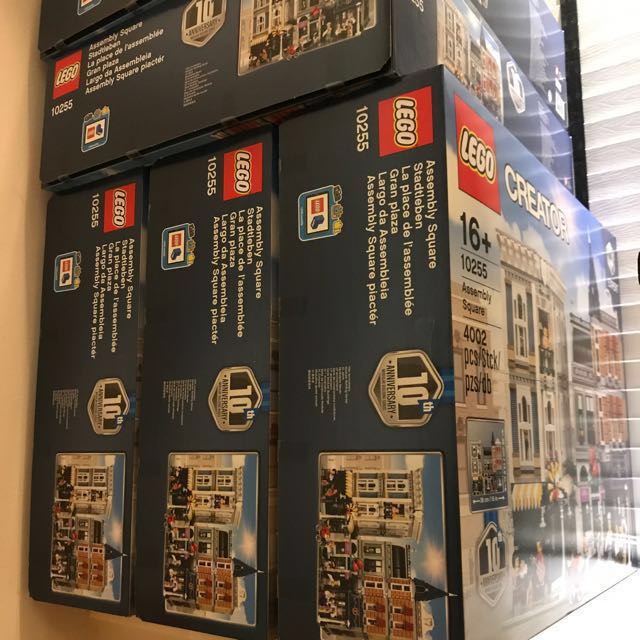 WTS - Lego 10255 Assembly Square (New - Perfect Box), Hobbies & Toys
