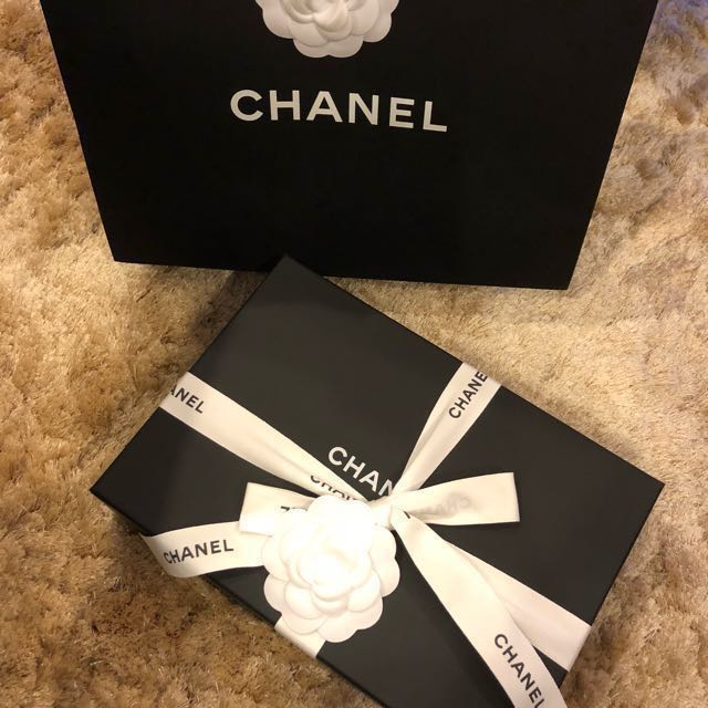 Storing my Chanel Boy WOC & How I Tie Chanel Ribbon 