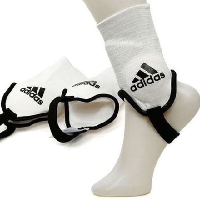 Verdeelstuk druk Slim Adidas Football Ankle Guard, Sports Equipment, Sports & Games, Racket &  Ball Sports on Carousell