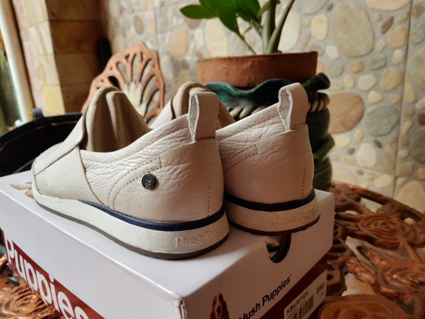 Hush puppies warna putih, Fesyen Wanita, Sepatu di Carousell