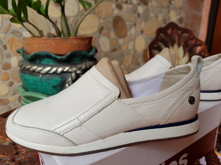 Hush puppies warna putih, Fesyen Wanita, Sepatu di Carousell