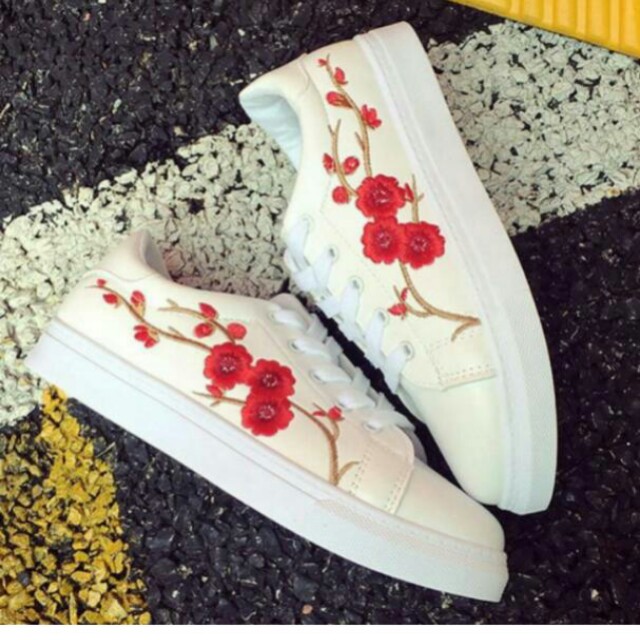 Kasut, Women's Fashion, Footwear, Sneakers on Carousell