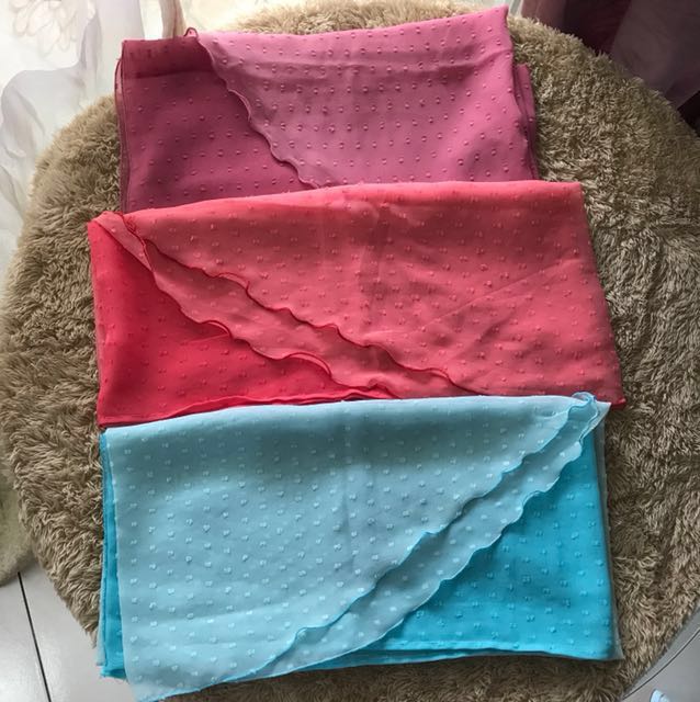 Patterned Shawl (Category: Hijabs) located in Sungai Buloh. Submitted by shidaar (Listing ID 141597649, Image 3). Description: Clearing some items that are still in good condition 😊 Preloved but only used few times, no stain and still good as new 👌🏻😊 Patterned shawl 💡halfmoon chiffon shawl 💡long dot pattern plain shawl 💡bright, dark, pastel or two tone colour Do let me know if you’re interested and chat for more info/details 👌🏻😊 Rm14 ea