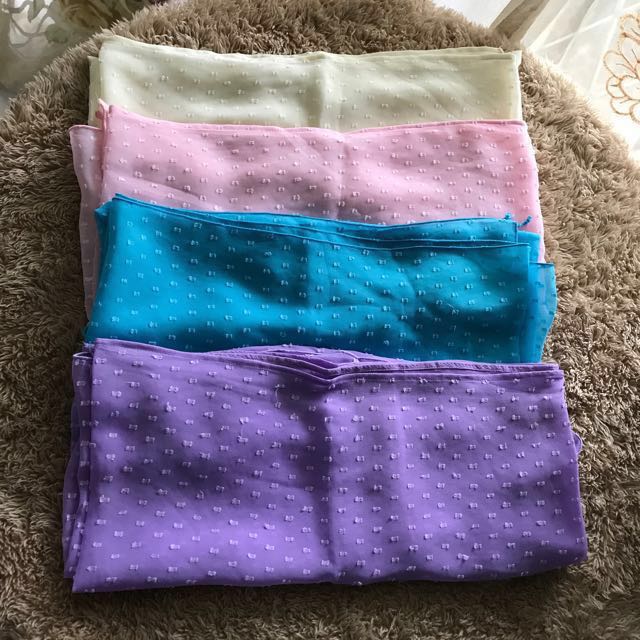 Patterned Shawl (Category: Hijabs) located in Sungai Buloh. Submitted by shidaar (Listing ID 141597649, Image 2). Description: Clearing some items that are still in good condition 😊 Preloved but only used few times, no stain and still good as new 👌🏻😊 Patterned shawl 💡halfmoon chiffon shawl 💡long dot pattern plain shawl 💡bright, dark, pastel or two tone colour Do let me know if you’re interested and chat for more info/details 👌🏻😊 Rm14 ea