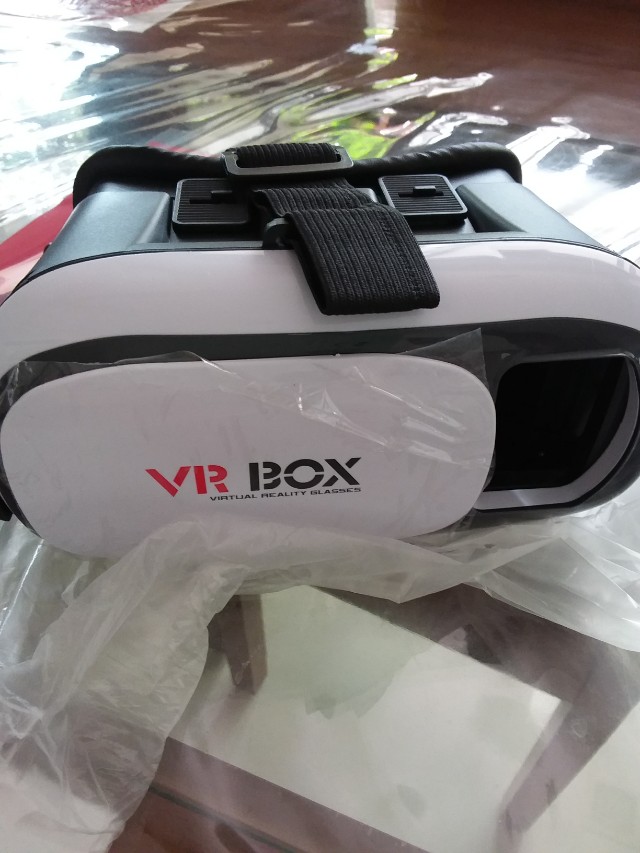 VR Box (Category: Laptops & Notebooks) located in Singapore. Submitted by flower2221 (Listing ID 150590721, Image 2). Description: Brand new in box.