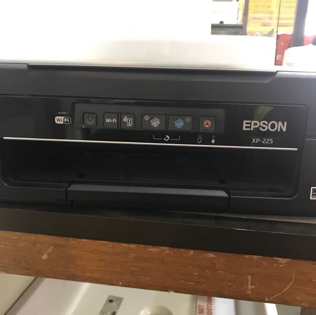 Colour printer (Category: Printers, Scanners & Copiers) located in Singapore. Submitted by devakar88 (Listing ID 150802620, Image 2). Description: Cartridge spoil.