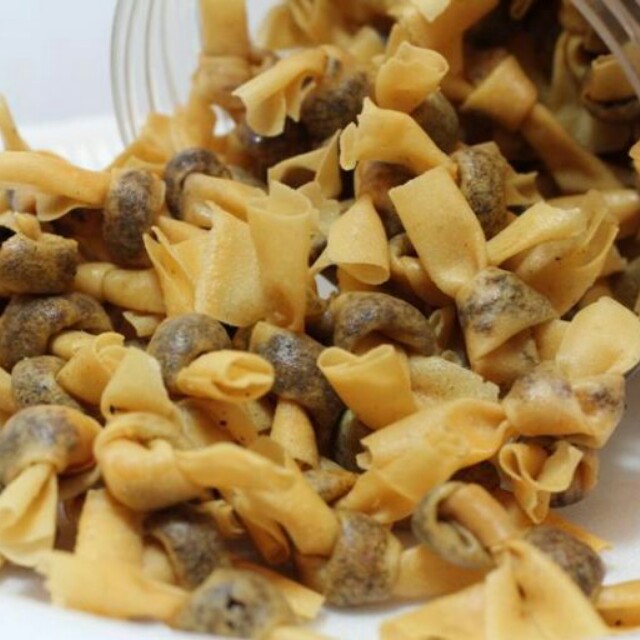Popia Simpul Serunding Daging Food Drinks Packaged Snacks On Carousell