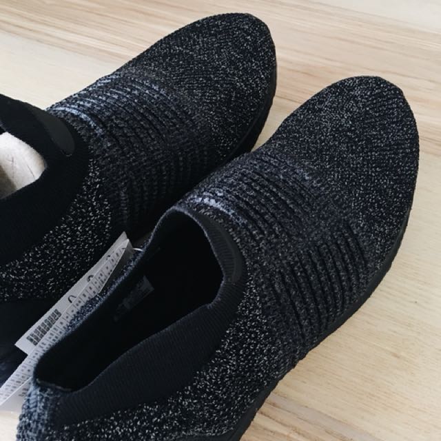 Adidas ultra boost outlet triple black laceless