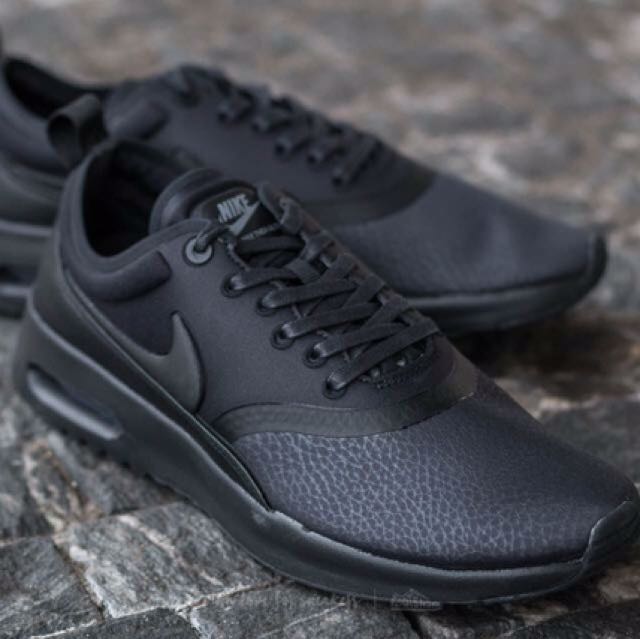 nike thea triple black