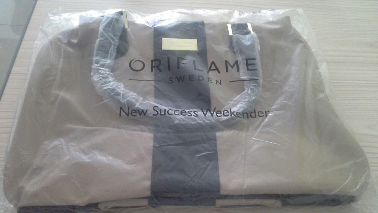 ORIFLAME Trendy Travel Bag, Fesyen Wanita di Carousell