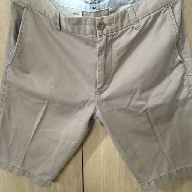 Giordano Khaki Size 32 Bermuda Shorts (Category: Shorts) located in Manila. Submitted by Kayla_08 (Listing ID 151355200, Image 1). Description: #MF60 Giordano Size 32 Available for shipping Khaki RFS: Doesn’t fit anymore.