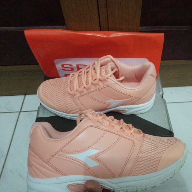 Sepatu Sport Diadora Warna Salmon Fesyen Wanita Sepatu Di Carousell