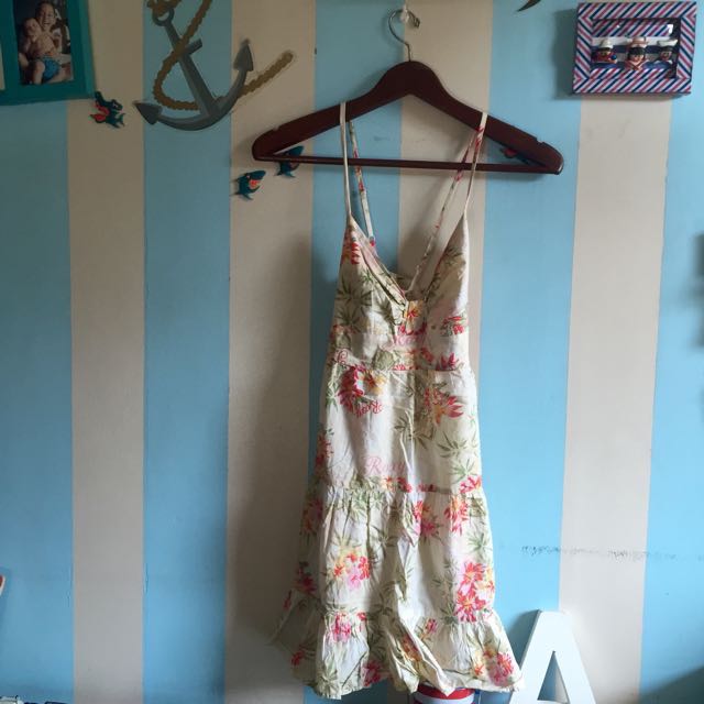 ROXY Floral Sundress (Category: Dresses) located in Mandaluyong City. Submitted by mignonie11 (Listing ID 66329443, Image 1). Description: Size Small.