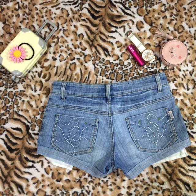Maong shorts (Category: Shorts) located in Manila. Submitted by alodiashing (Listing ID 151754921, Image 2). Description: ✨Normal wear and tear ✨Please manage expectation ✨What you see is what you get #letstrade.