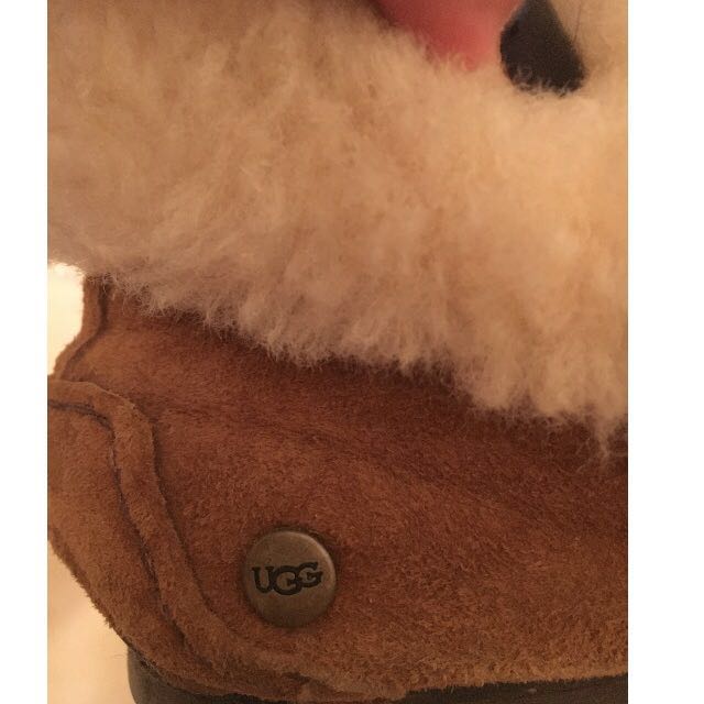 UGG slippers (Category: Shoes) located in Toronto. Submitted by rjverayo (Listing ID 85559283, Image 3). Description: - Gently used UGG Alena tan suede slippers - Size 6 - TTS - 7/10.