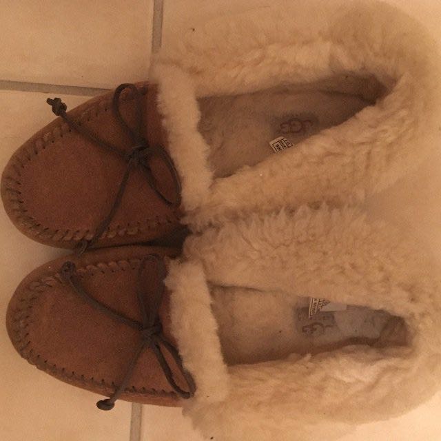 UGG slippers (Category: Shoes) located in Toronto. Submitted by rjverayo (Listing ID 85559283, Image 2). Description: - Gently used UGG Alena tan suede slippers - Size 6 - TTS - 7/10.