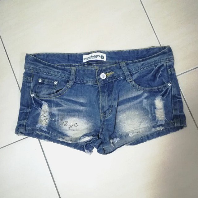 蓝色破损牛仔短裤