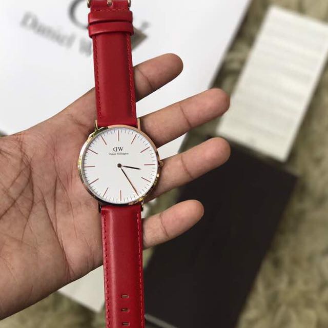 Dw watch red 2025