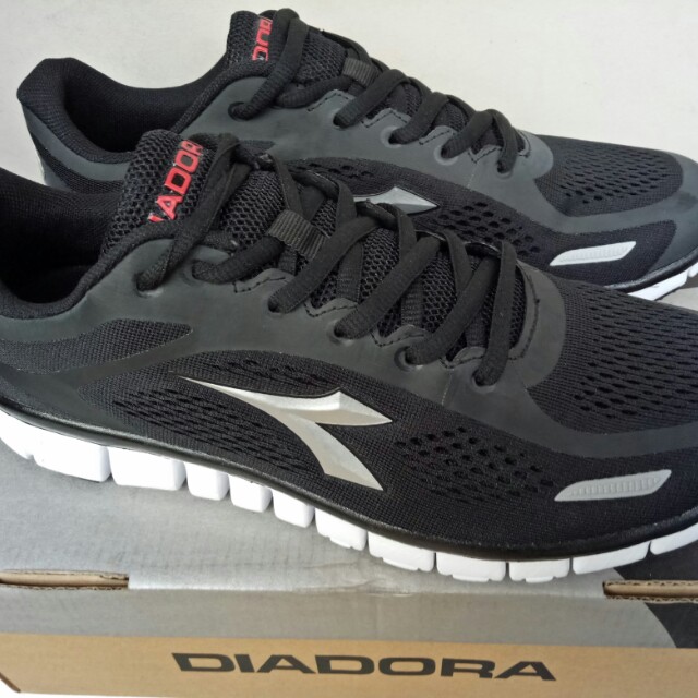 Sepatu Lari Running Diadora Warna Hitam Baru Original Fesyen Pria Sepatu Di Carousell