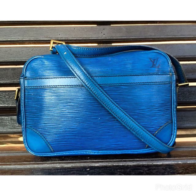 Leather bag Louis Vuitton Blue in Leather - 17623778