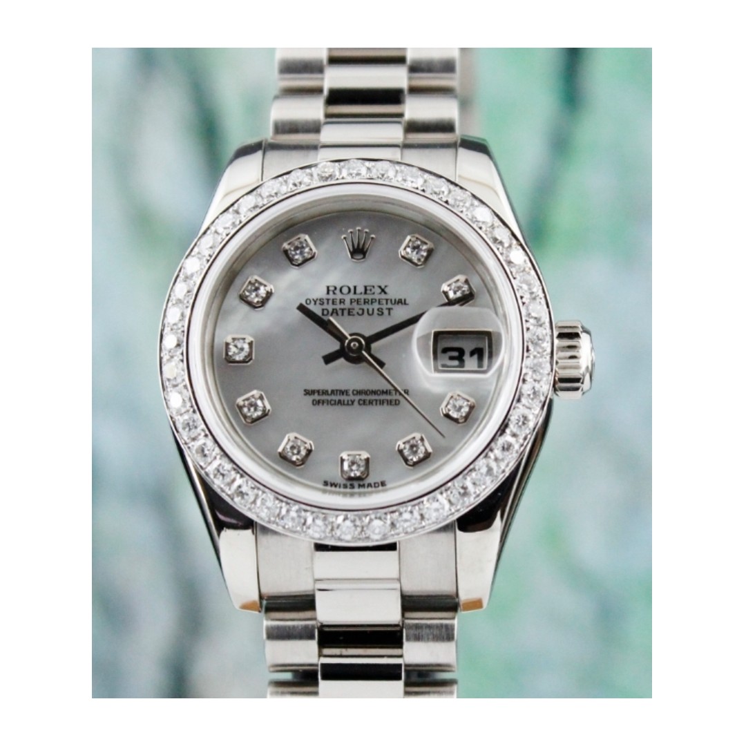 A ROLEX LADY SIZE 18K WHITE GOLD OYSTER 