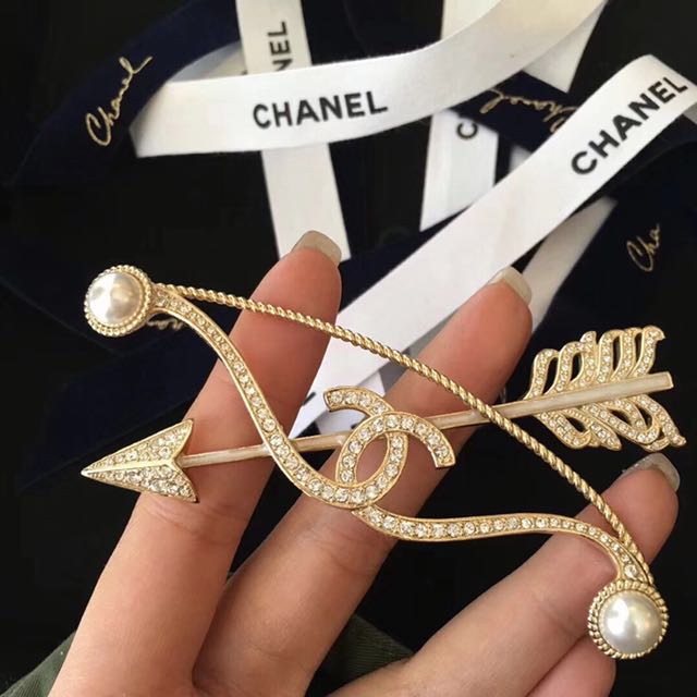 Chanel top arrow brooch