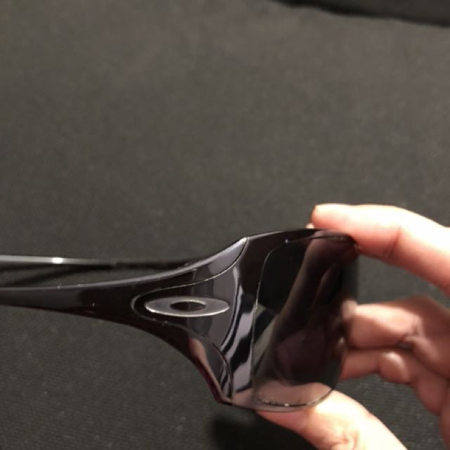 Oakley Dart (Category: Sunglasses & Eyewear) located in Makati City. Submitted by weesellstuff (Listing ID 152156197, Image 3). Description: Authentic! 💯 Oakley Dart As is where is, one part of the temple had been broken/chipped off. This was originally bought for 14,500php Now only 1500php Slight scratch on rims .