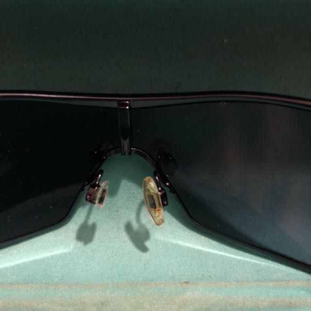 Oakley Dart (Category: Sunglasses & Eyewear) located in Makati City. Submitted by weesellstuff (Listing ID 152156197, Image 2). Description: Authentic! 💯 Oakley Dart As is where is, one part of the temple had been broken/chipped off. This was originally bought for 14,500php Now only 1500php Slight scratch on rims .