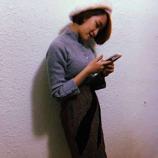 灰色貼身柔軟毛衣