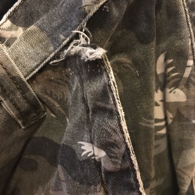 Tropicalcamo short (Category: Swim Trunks & Board Shorts) located in Manila. Submitted by whateverkbye (Listing ID 152455465, Image 3). Description: Issue: may punit sa left side na pocket (kita sa pic).
