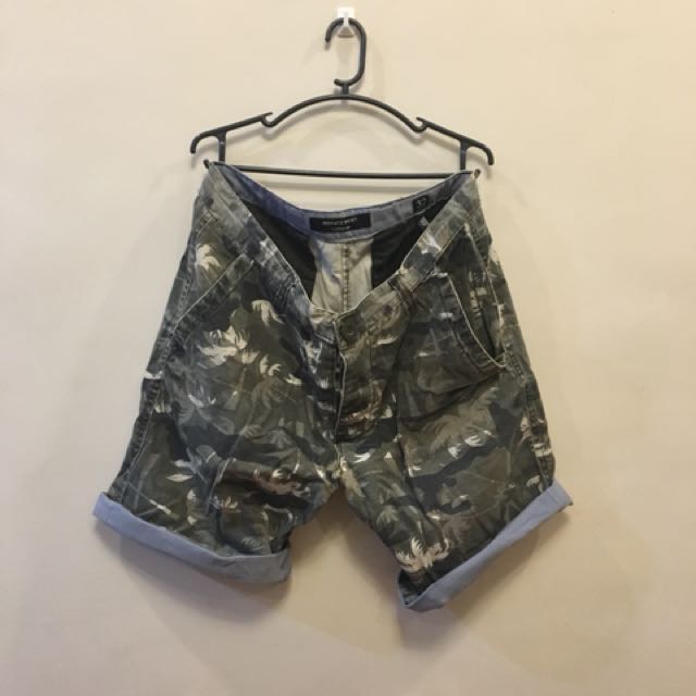 Tropicalcamo short (Category: Swim Trunks & Board Shorts) located in Manila. Submitted by whateverkbye (Listing ID 152455465, Image 1). Description: Issue: may punit sa left side na pocket (kita sa pic).