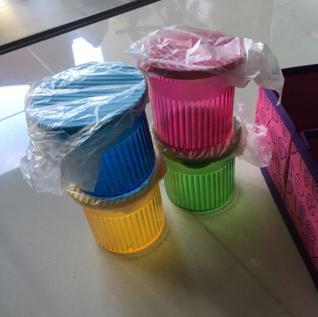 Tupperware Containers (Category: Water Purifers & Dispensers) located in Singapore. Submitted by sweetheartland (Listing ID 152357753, Image 2). Description: 4 containers + 1 box 410ml for each container .