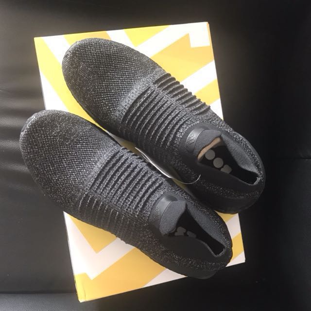 Ultra boost laceless top triple black