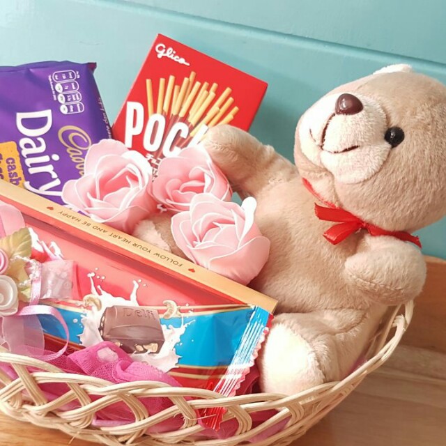 Kado Hadiah Hampers Bunga Coklat Boneka Valentine Mini Bear In Love Makanan Minuman Snek Di Carousell