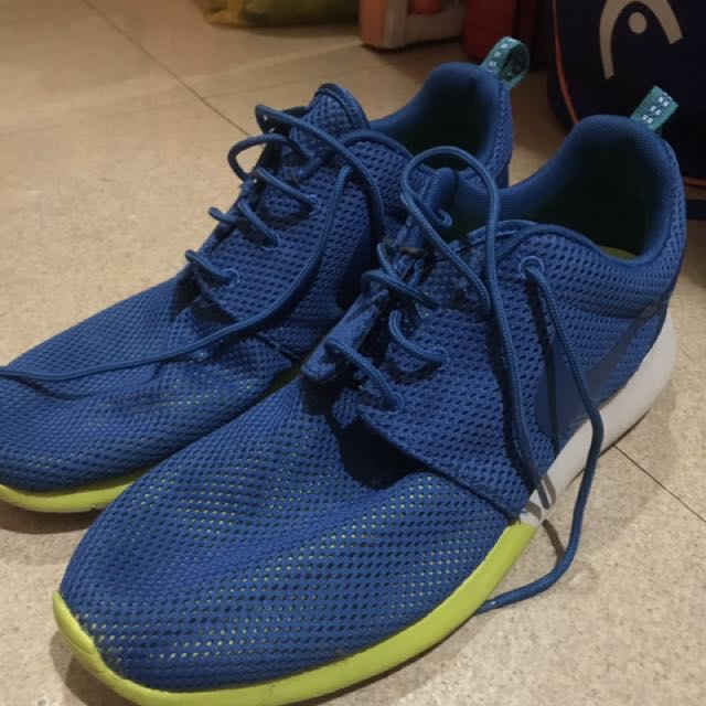 Nike roshe run (Category: Sneakers) located in Mandaluyong City. Submitted by techguy0928 (Listing ID 150861695, Image 1). Description: Size 9. Like new. Used once..